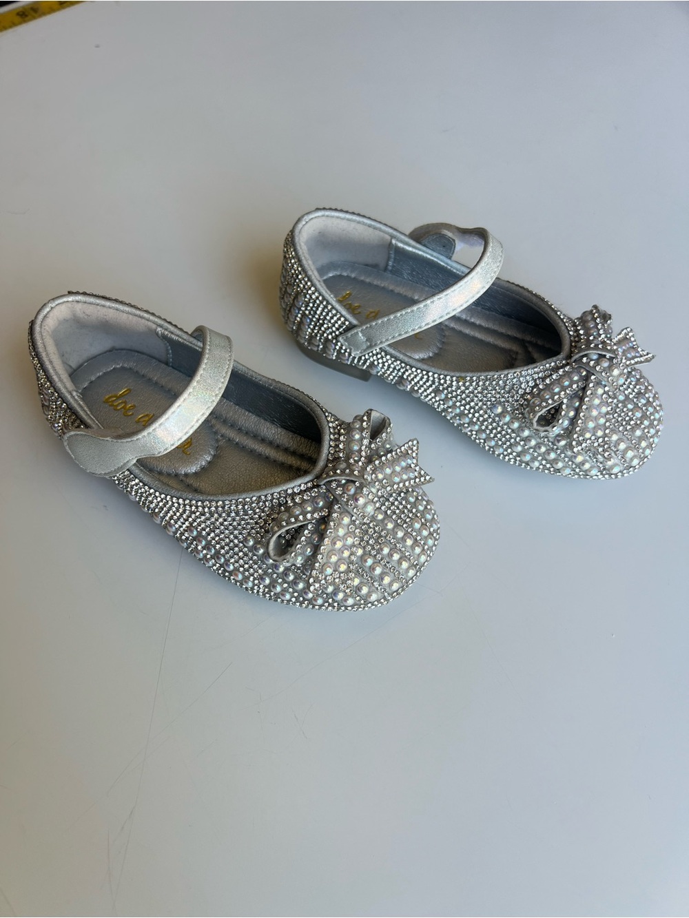 Doe A Dear Girls Silver Pearls and Rhinestones Bows Mary Jane Shoes 22/6 NWT - Picture 4 of 12